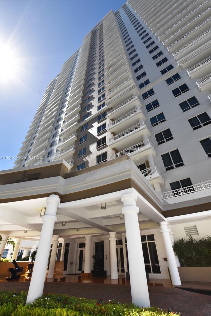 Beautiful Brickell Key Condo on the 24th Floor (Court Building). Condo is a 1 bedroom and 1.5 bathroom,  breathtaking water view, open floor plan, marble floor kitchen and living room and carpet in the master
bedroom with built-in closet and washer and dryer. 5-star amenities, pool, jacuzzi, state of the art fitness center,
walking distance of Brickell City Center for all your shopping, 24 hour concierge, complimentary and much more.