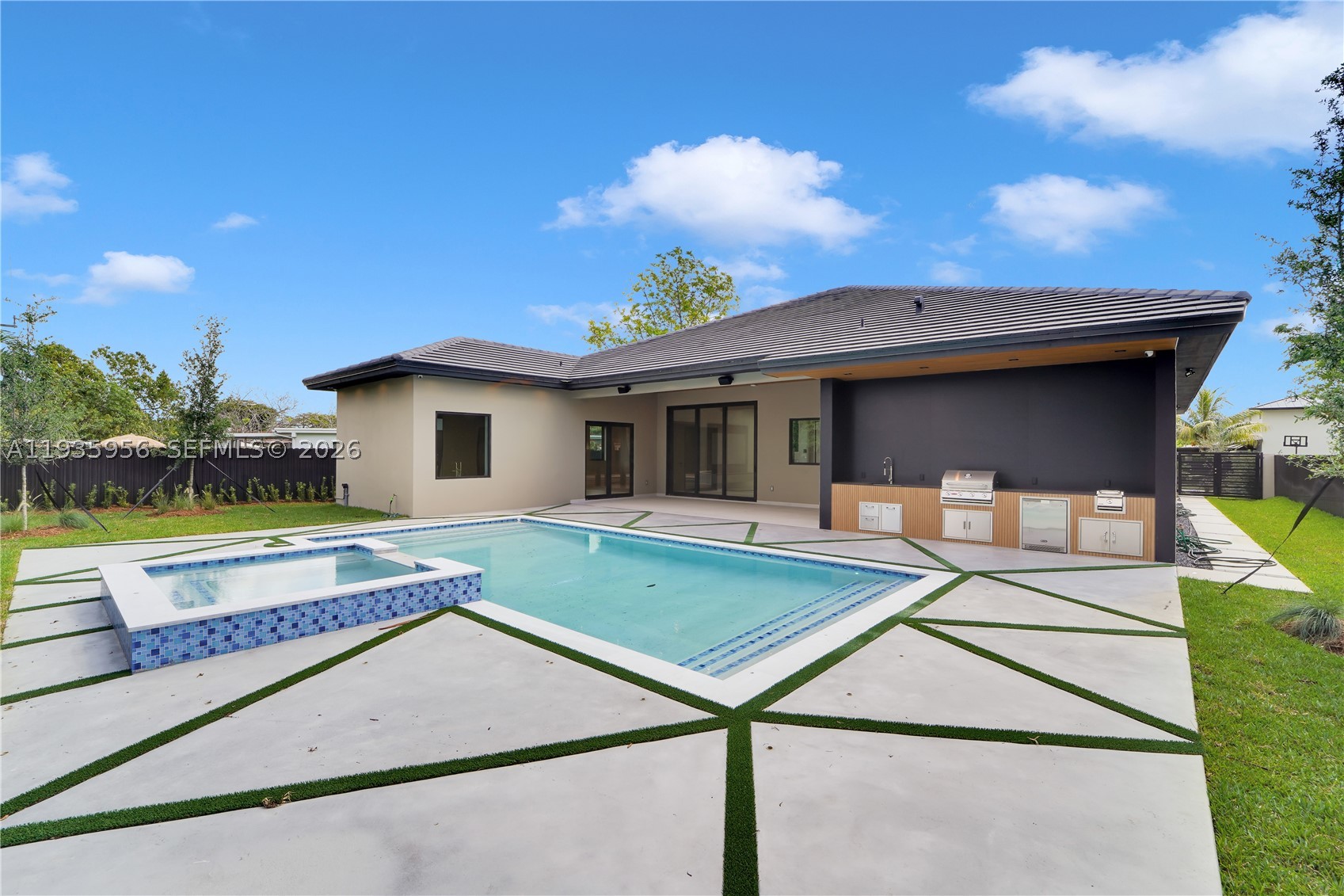 BREEZEVIEW MANORS - Residential
