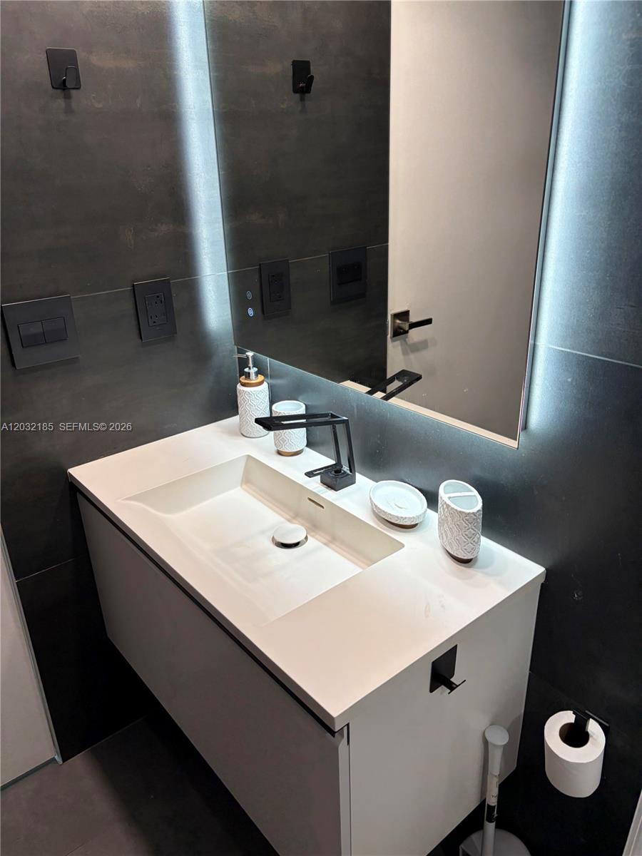 THE GRANDVIEW CONDO - Residential Lease