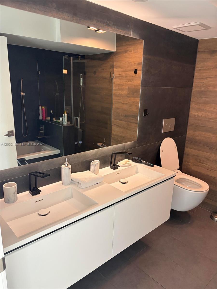 THE GRANDVIEW CONDO - Residential Lease