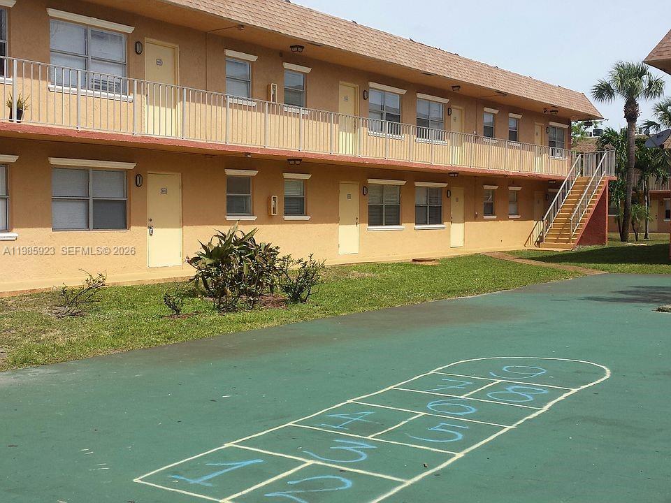 SPACIOUS 2 BEDROOM, 1 BATH CONDO LOCATED IN THE DESIRABLE COURTS AT OAKLAND PARK. FEATURES INCLUDE AN OPEN KITCHEN LAYOUT, TILE FLOORING THROUGHOUT AND CENTRAL A/C. JUST MINUTES FROM THE BEACH, IDEAL FOR HOMEOWNERS OR INVESTORS!