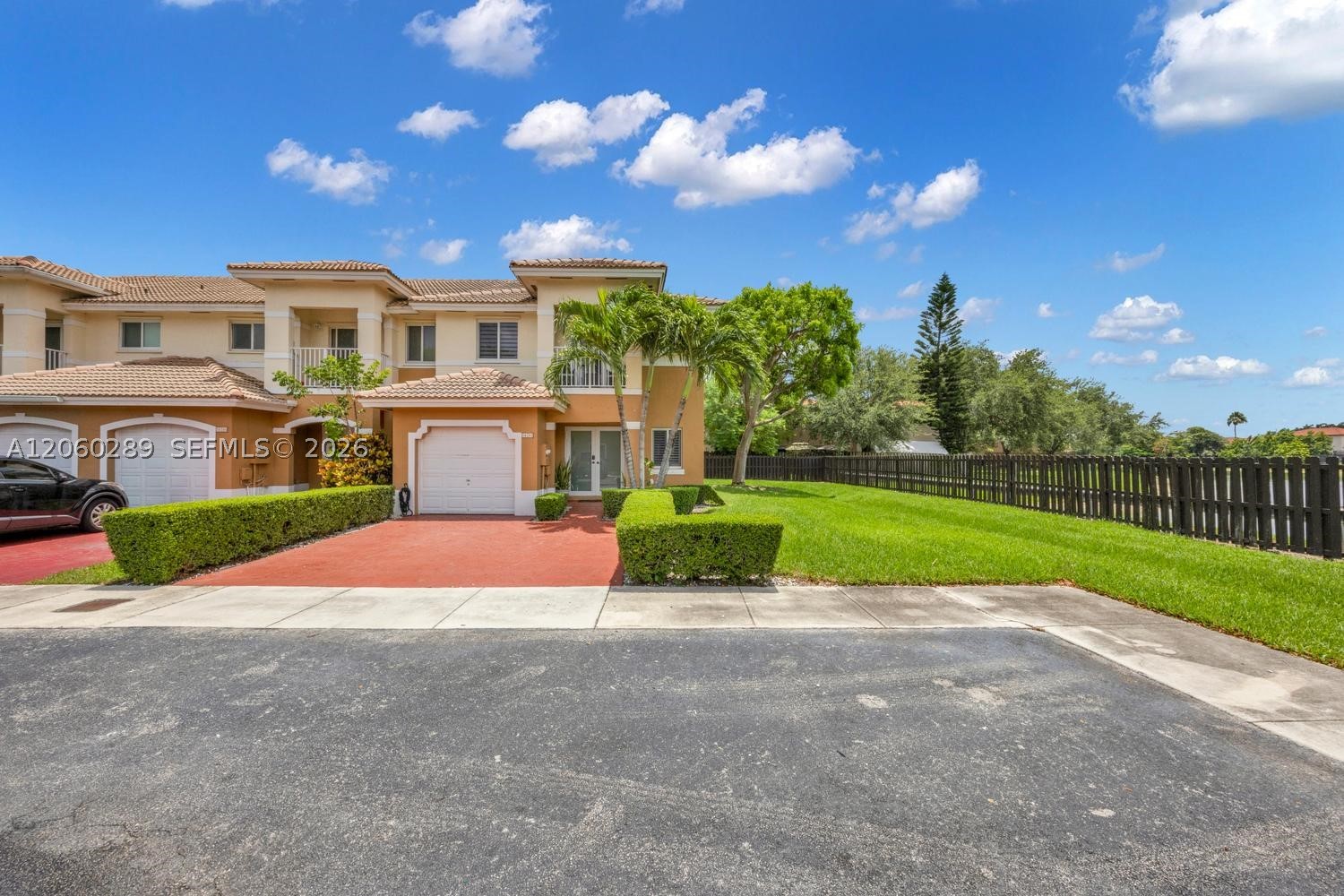 FOREST LAKE PARADISE - Residential