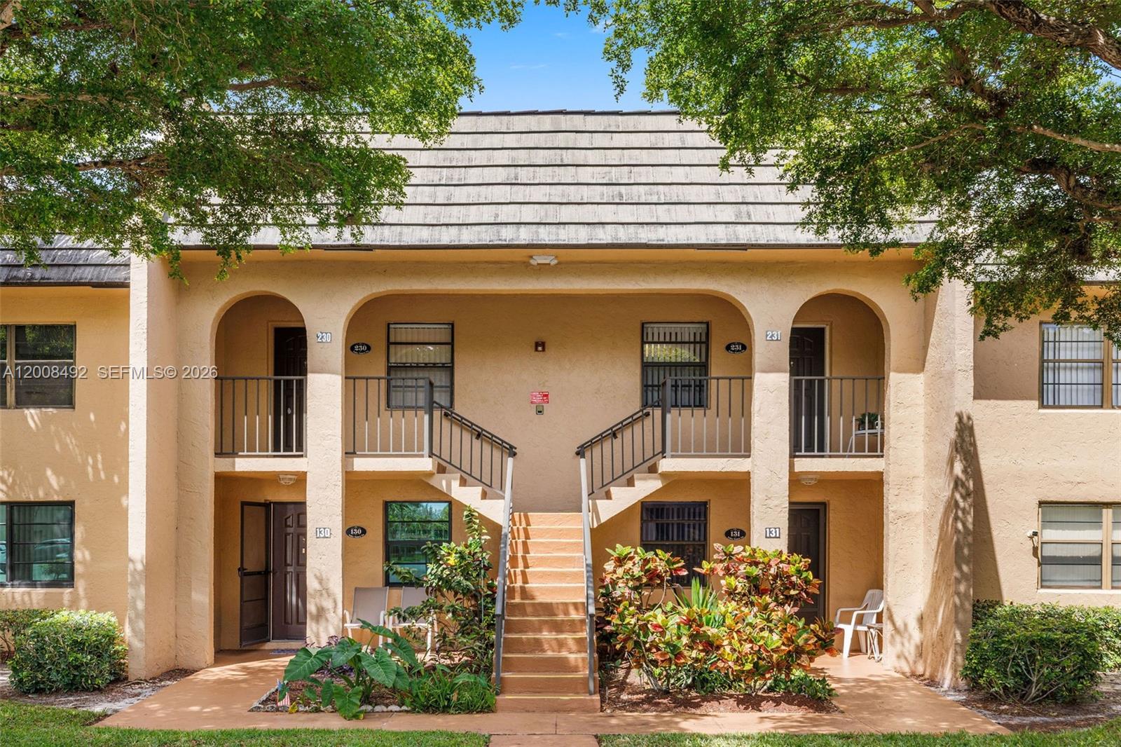 GOLDEN LAKES VILLAGE COND - Residential