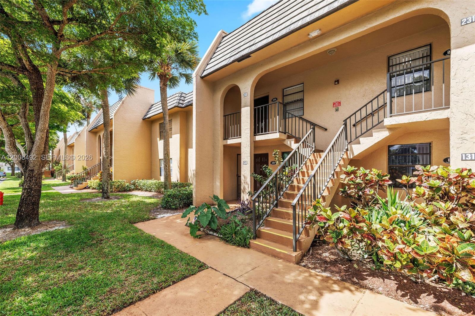 GOLDEN LAKES VILLAGE COND - Residential