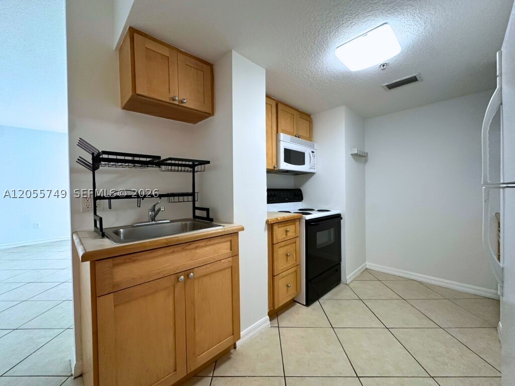 DIXIE GROVE RESIDENCES CO - Residential Lease