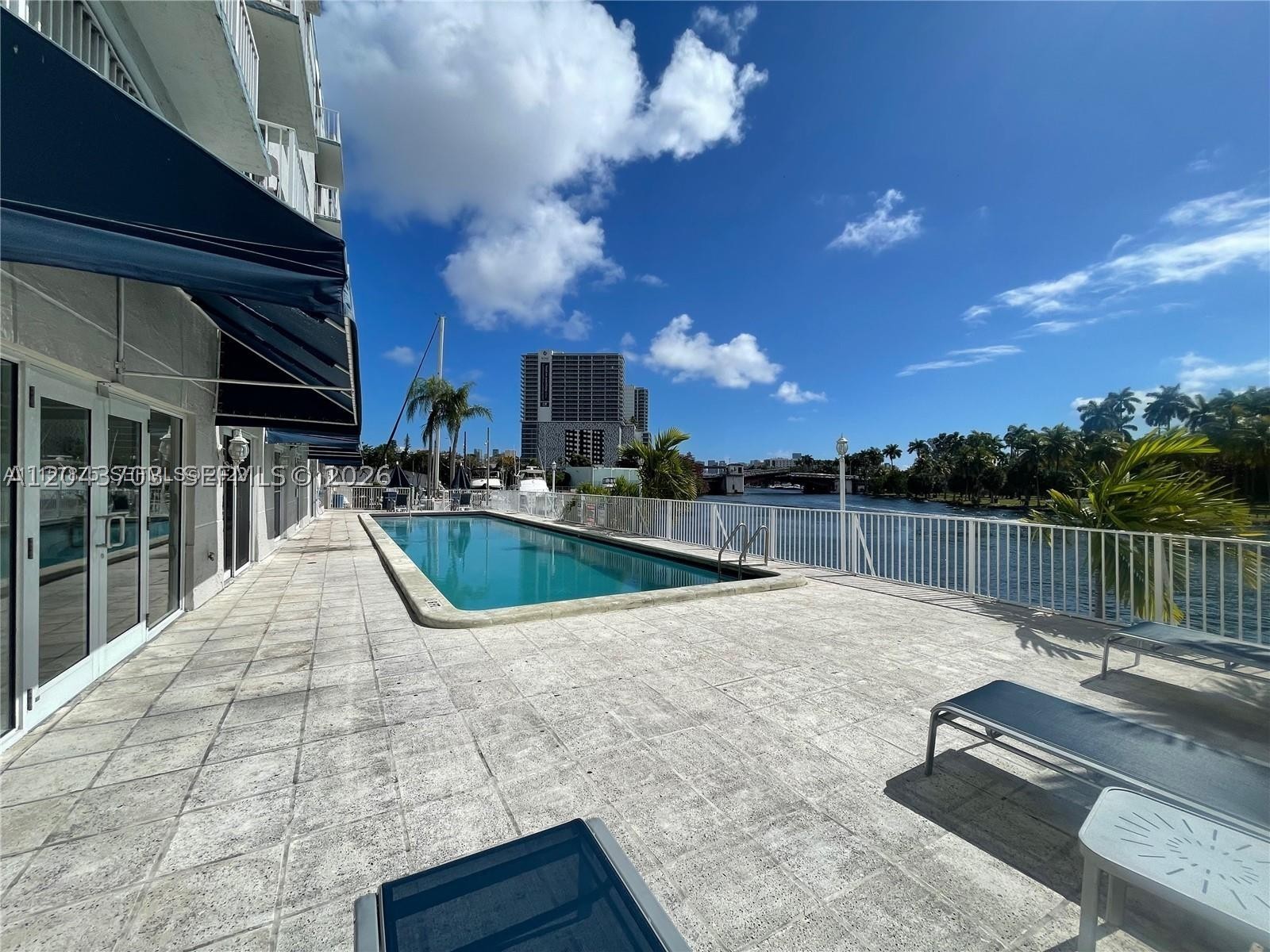 SERENITY ON THE RIVER CON - Residential
