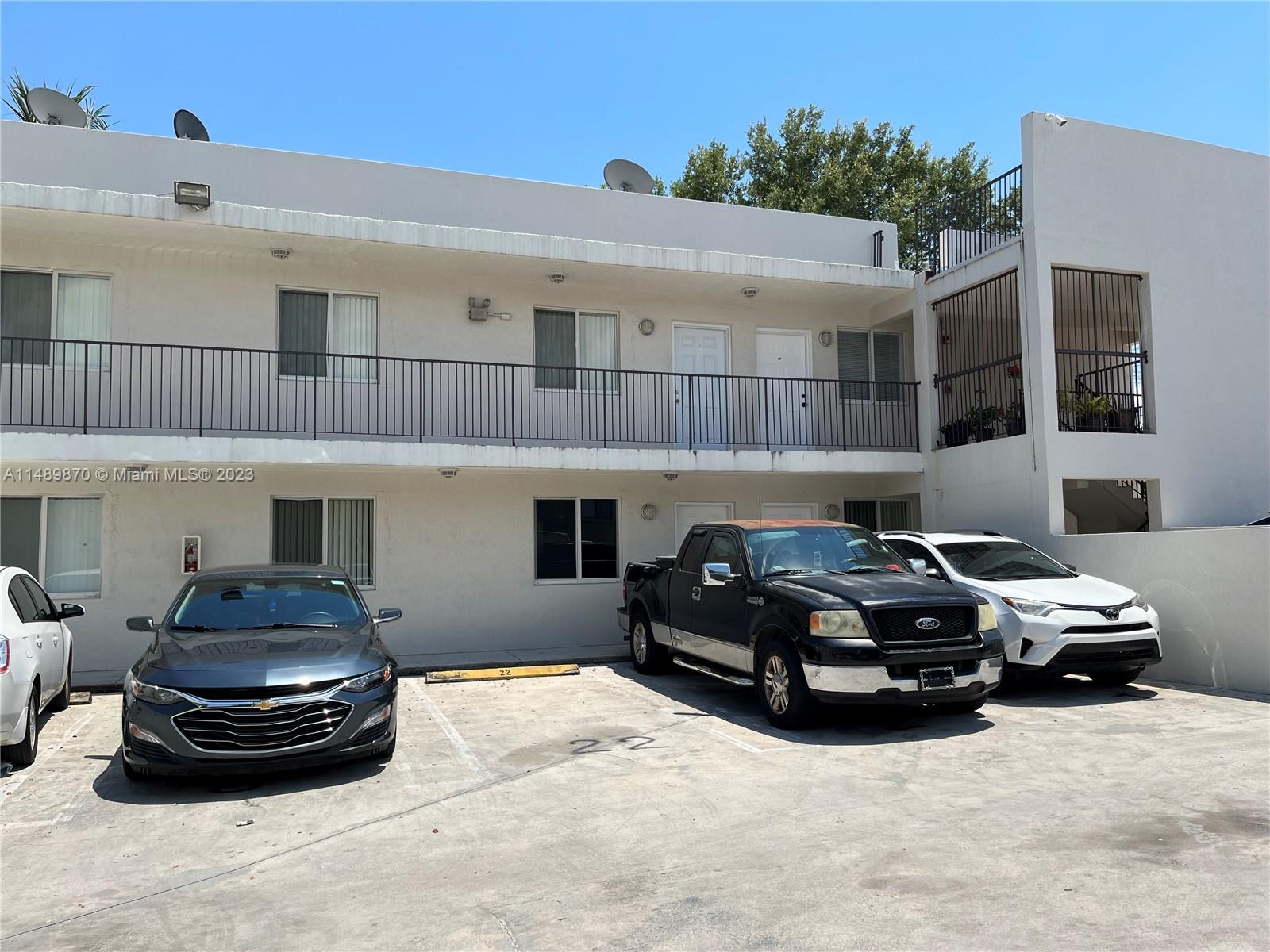 Nice 2/1 in the Heart of Miami; NEW CABINETS AND COUNTERTOPS in Kitchen and Bath. First Floor Corner Unit. tile floors, large open kitchen, nice sized bedrooms, laundry facilities, 1 parking spot. Quiet building in safe neighborhood just off Flagler Street. Near expressways, airport, downtown, Brickell, South Beach, Coconut Grove, Coral Gables and Little Havana