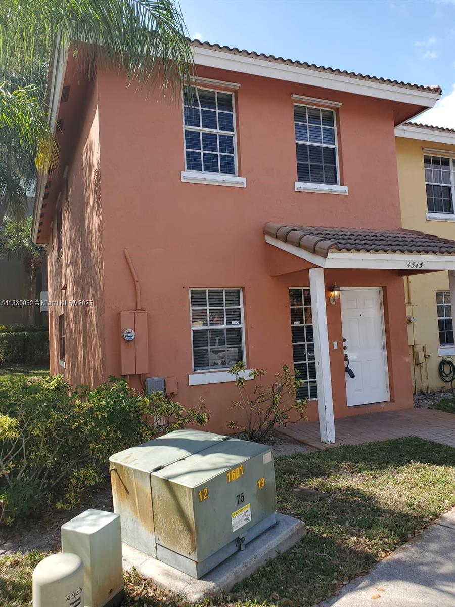 Beautiful 3 Bedroom , 2.5 Bathroom Townhouse with gulf course view .
The entire home has been completely repainted , nicely updated with fully working appliances. The home features a community pool , 2 assigned parking spaces along with guest parking. Close proximity to schools, shopping , house of worship and public transportation. Reasonable priced monthly rental.