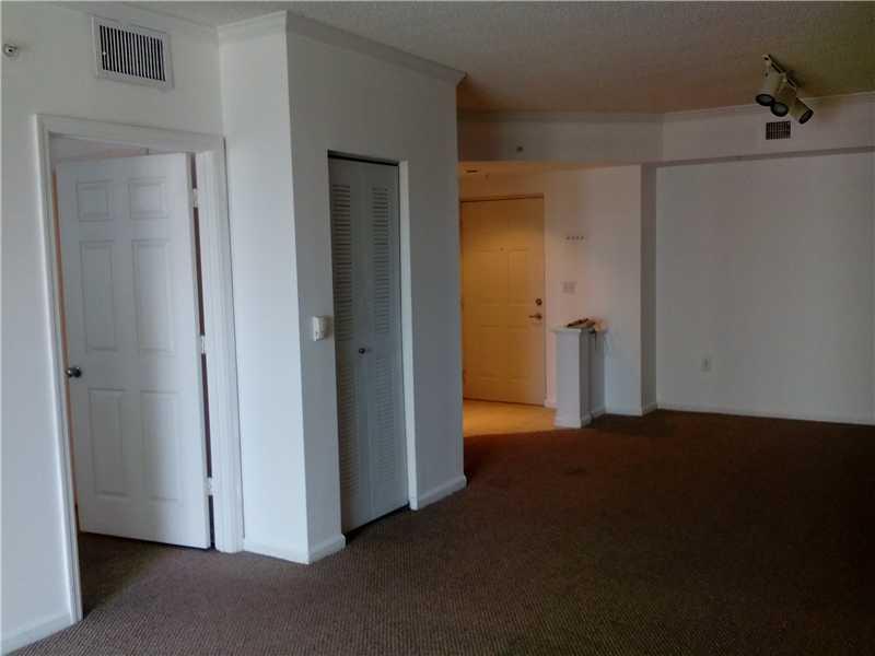FRESH PAINT, VERY COZY UNIT, ONE BLOCK FROM THE BEACH,SHOPPINS,RESTAURANTS AND MORE, UNIT WILL BE RENTED AS IS, READY TO MOVE IN,WASHER AND DRYER INSIDE THE UNIT.
