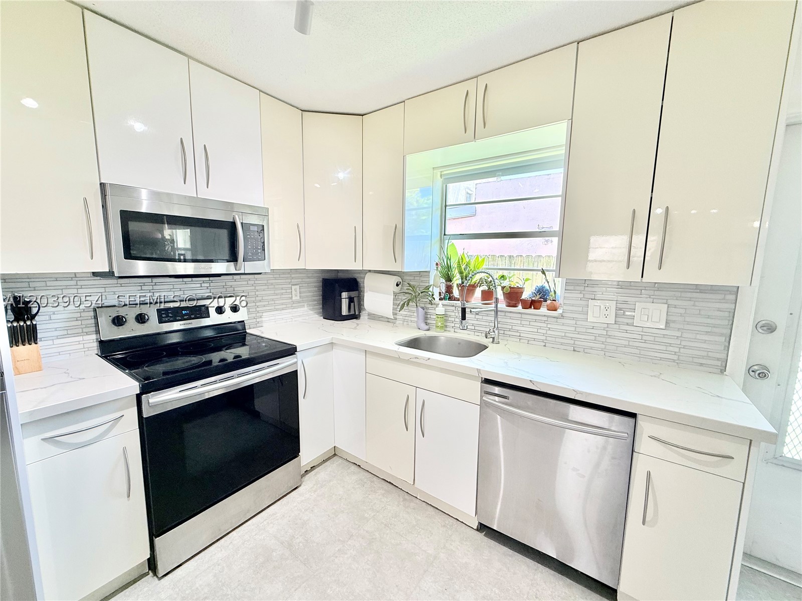 Great Opportunity in Boutique 2 story bldg, only 14 units Spacious Open concept 1 Bedroom 1 Bath unit.  677 sf. Well maintained and partially updated. New A/C.  Private backyard area. No Assessment.
Rent immediately available. Pets Allowed with ESA. 1 Assigned parking spot. Water is included in HOA.  Minutes to the Hollywood Beach Boardwalk, Close to Downtown Hollywood, Short drive to Fort Lauderdale Airport & Gulfstream Park, Schools, Shopping & entertainment.  Low HOA paid quarterly