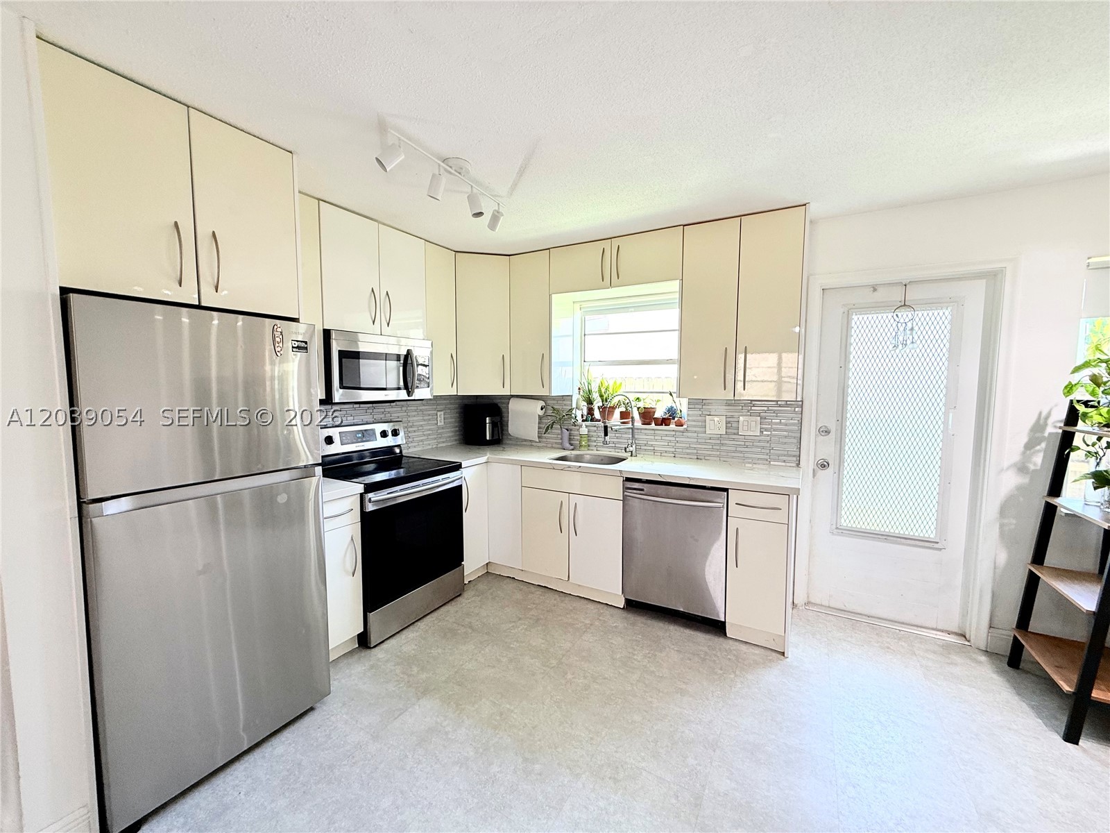 ROYAL TERRACE CONDOMINIUM - Residential