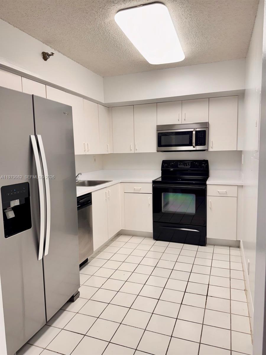 PARC CENTRAL AVENTURA SOU - Residential Lease