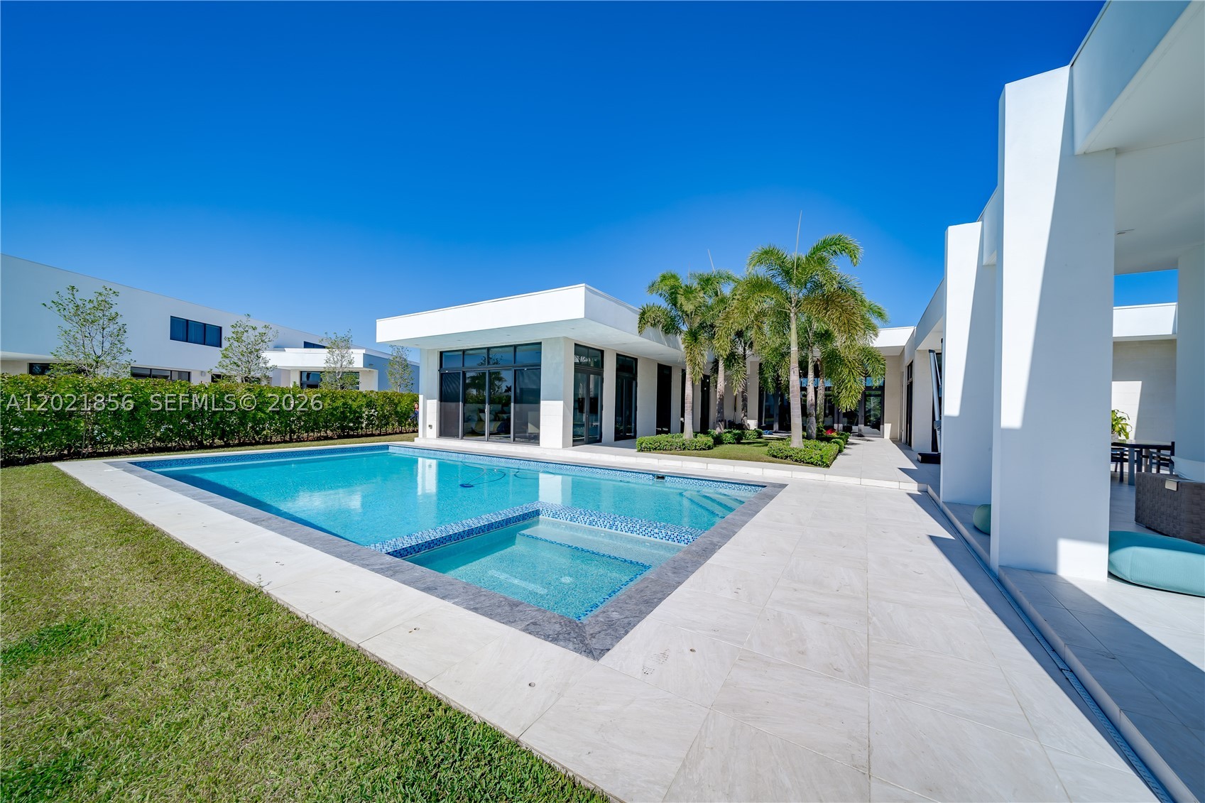 WESTON ESTATES. BOTANIKO - Residential