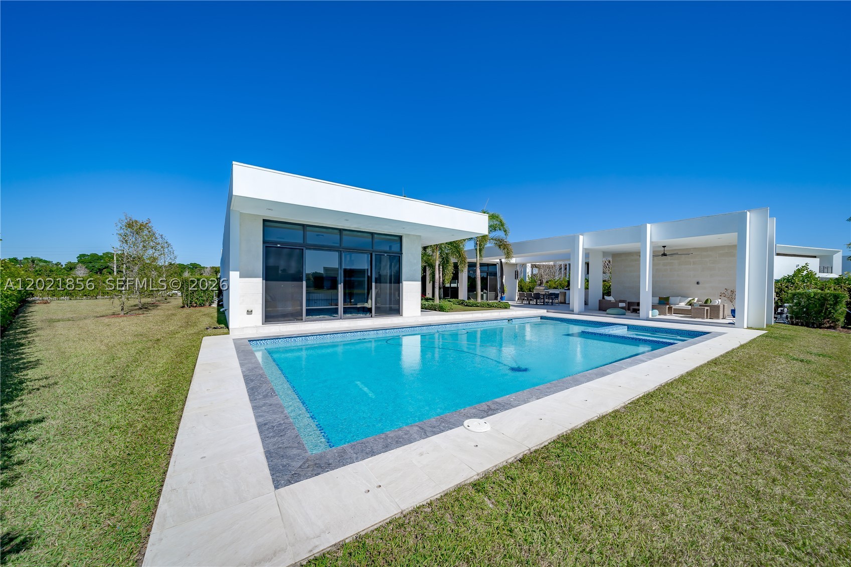 WESTON ESTATES. BOTANIKO - Residential