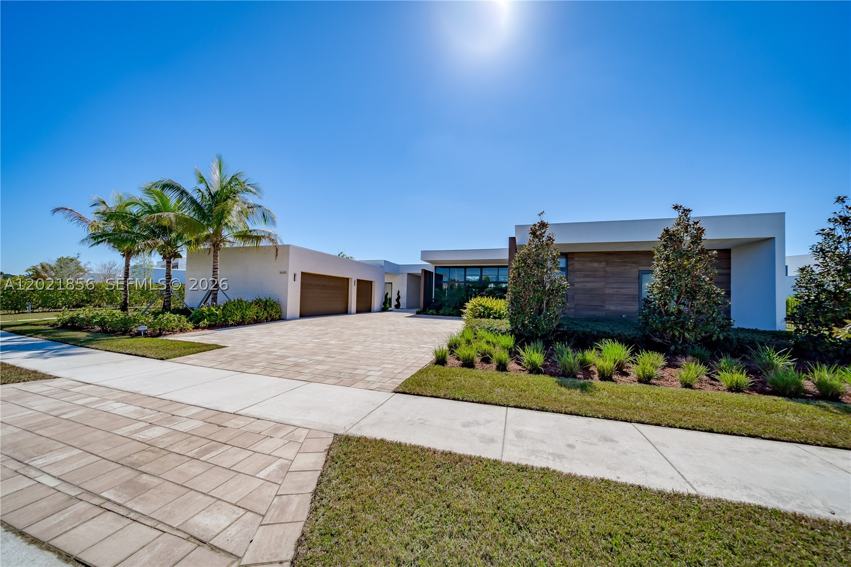 WESTON ESTATES. BOTANIKO - Residential