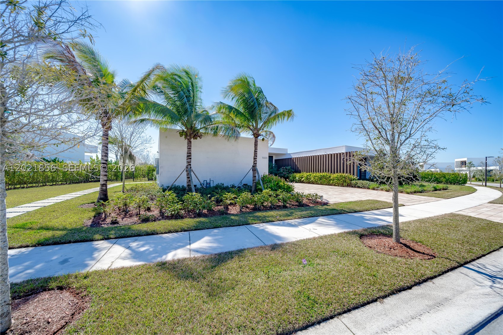 WESTON ESTATES. BOTANIKO - Residential