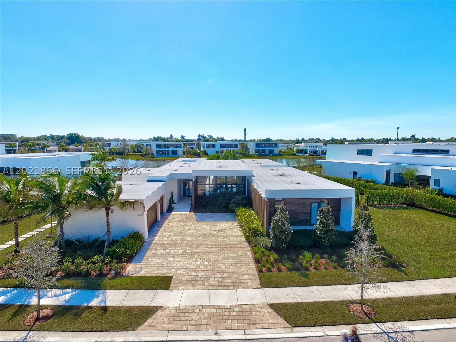 WESTON ESTATES. BOTANIKO - Residential