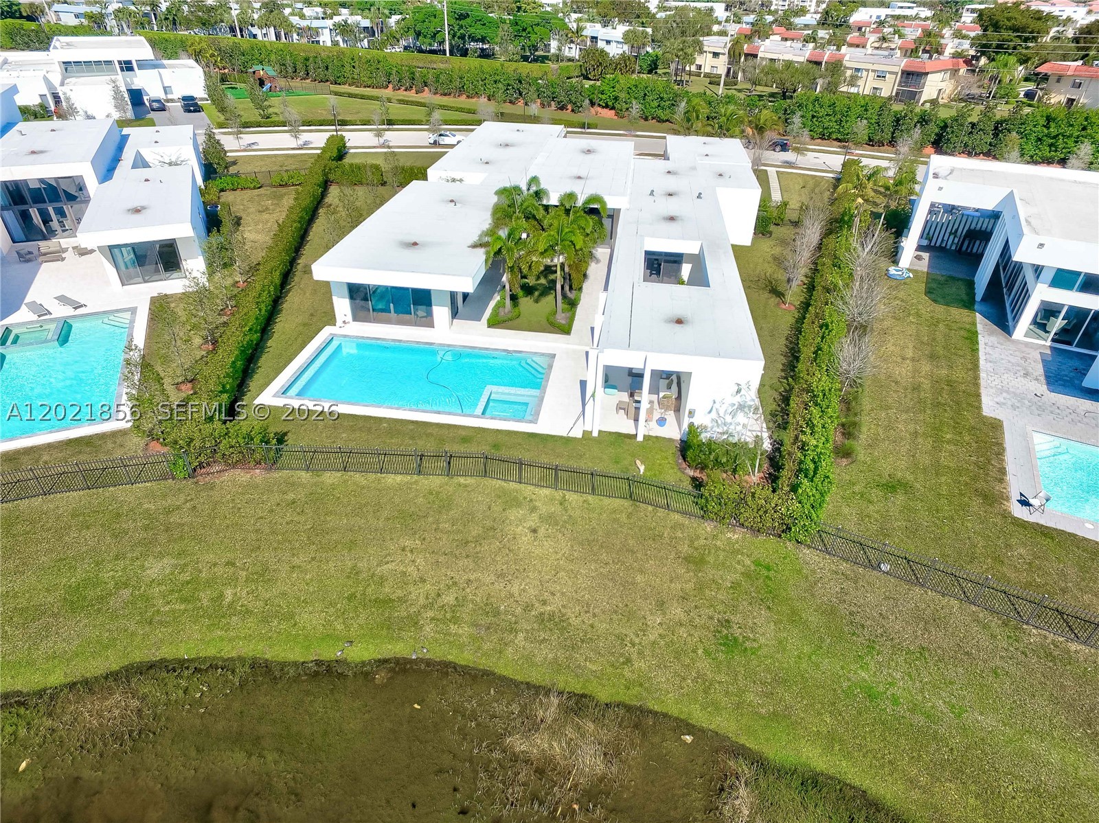 WESTON ESTATES. BOTANIKO - Residential