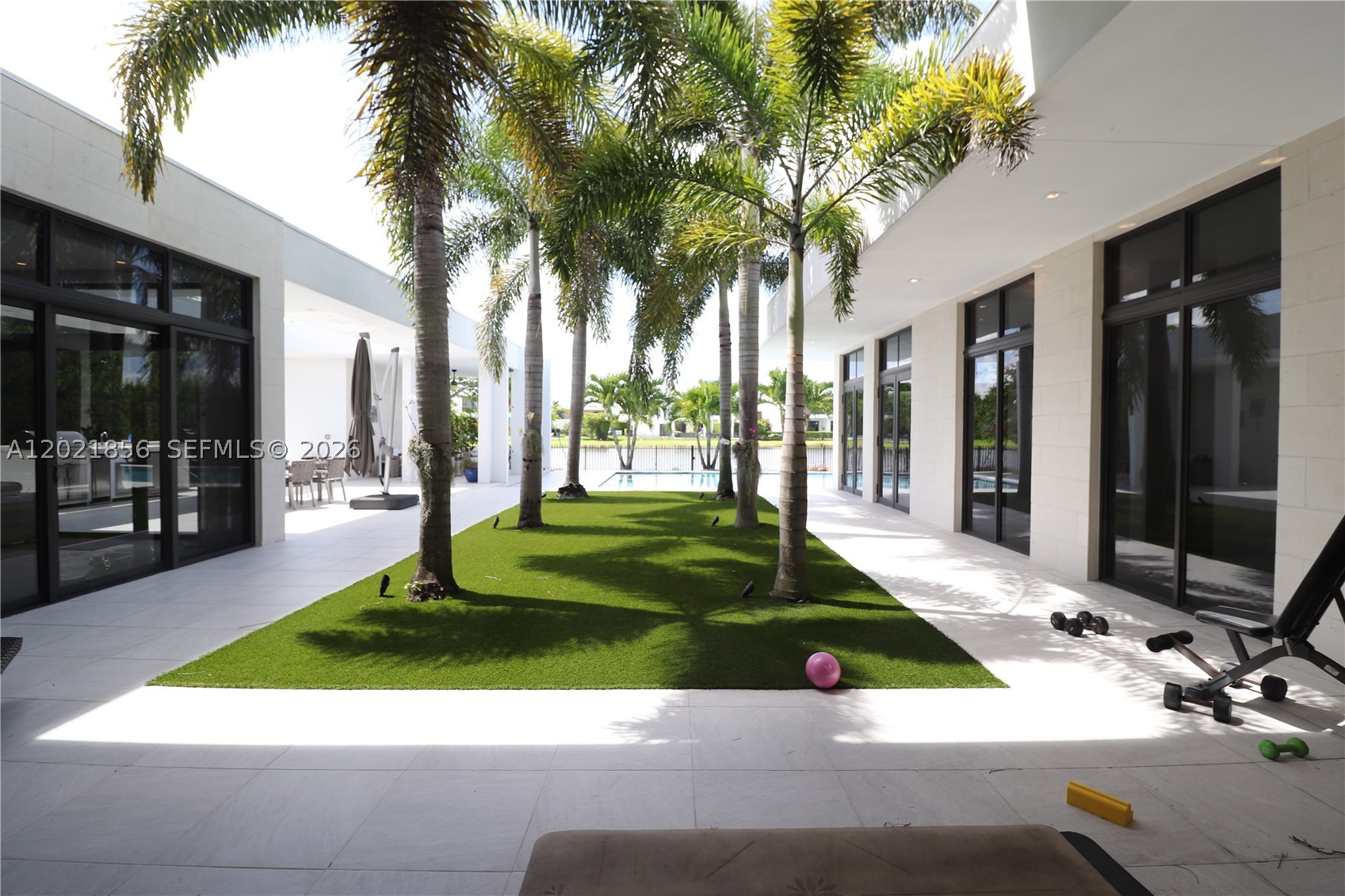 WESTON ESTATES. BOTANIKO - Residential