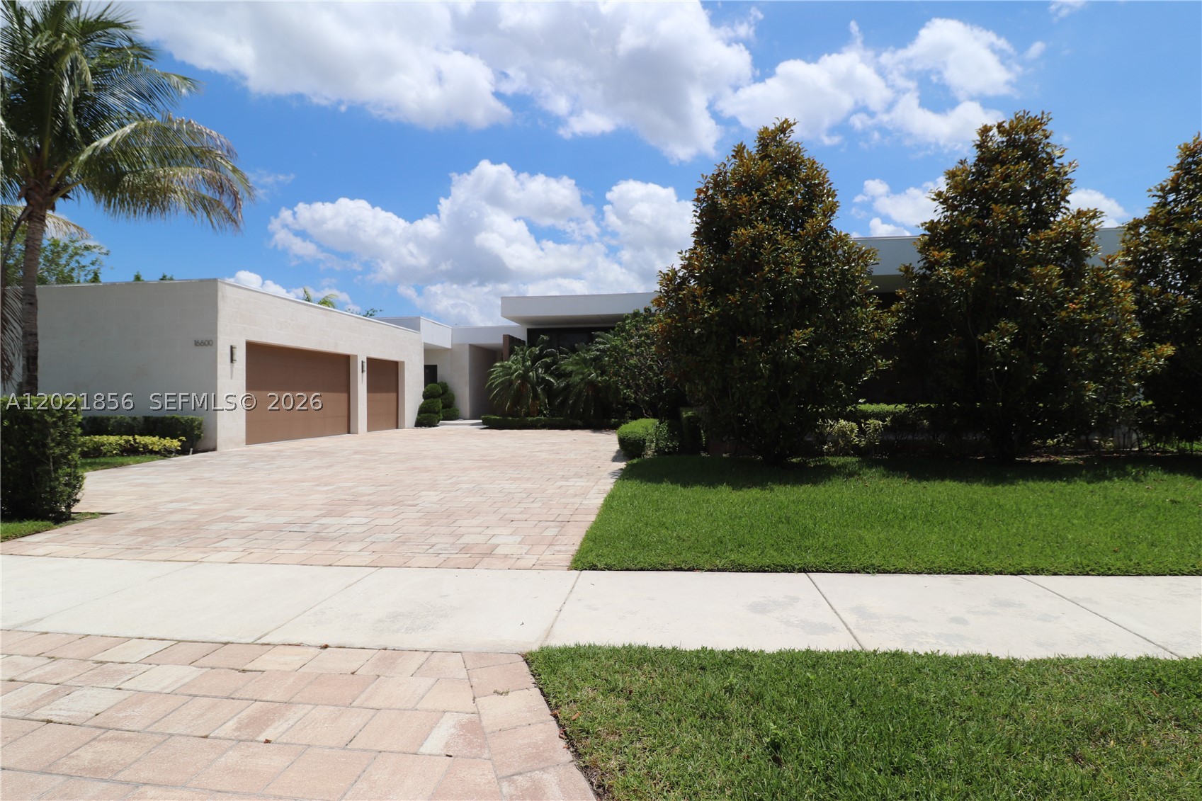 WESTON ESTATES. BOTANIKO - Residential