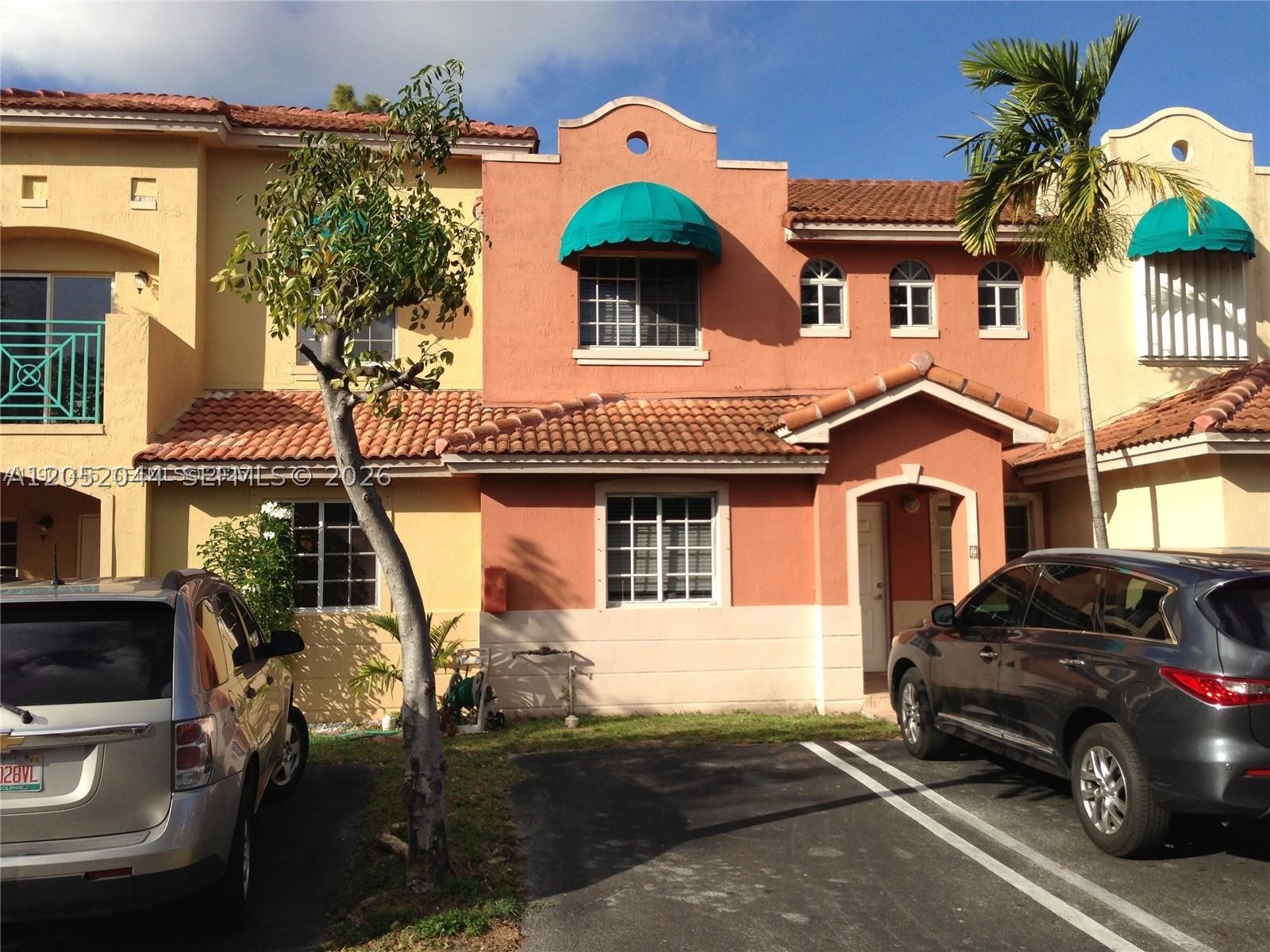 BEAUTIFUL GOLFVIEW 3/3 TOWNHOUSE INCLUDING ONE BEDROOM ON GROUND FLOOR. WITH A PARK LAKEVIEW AS BACKYARD THAT YOU CAN ENJOY ALL DAY. ASSOCIATION INCLUDES WATER. WASHER AND DRYER IN UNIT