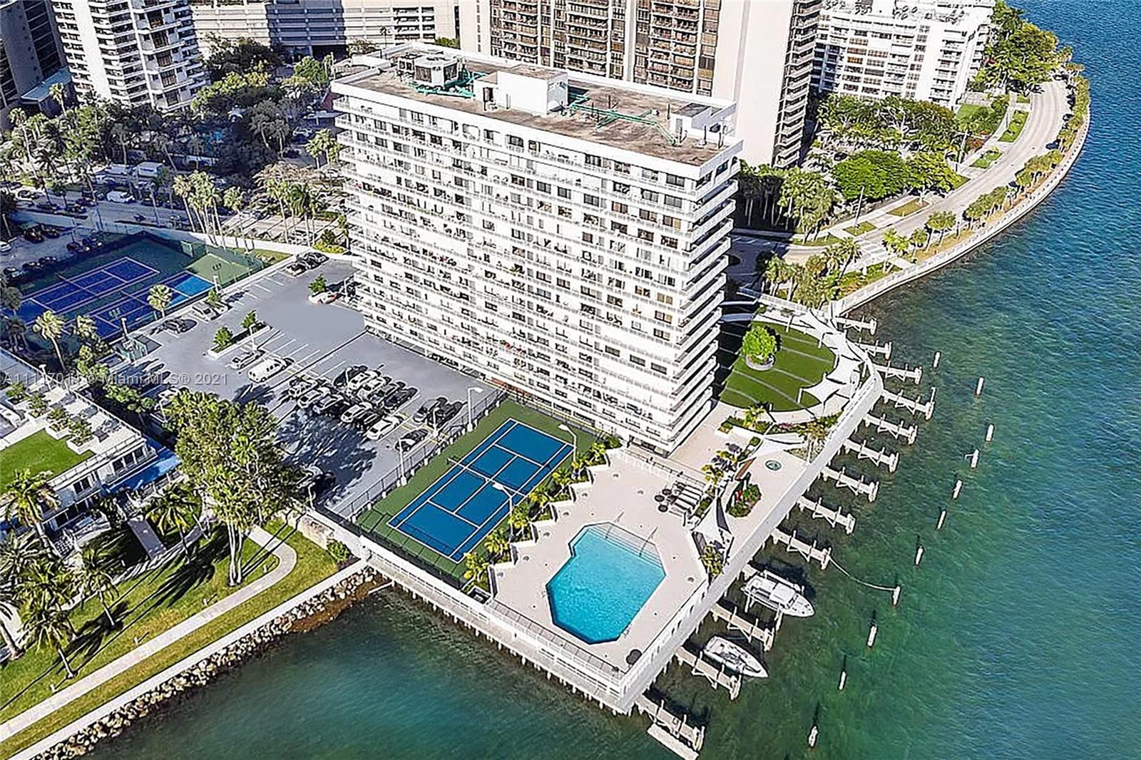 Stunning Biscayne bay view penthouse Condo unit featuring 1 bedroom and 1 and half bathrooms, tastefully remodeled with Porcelain tiled throughout, Granite county tops, stainless steel appliances and California closet. Resort style amenities 24/7 Security, Pool, tennis court and Gym.