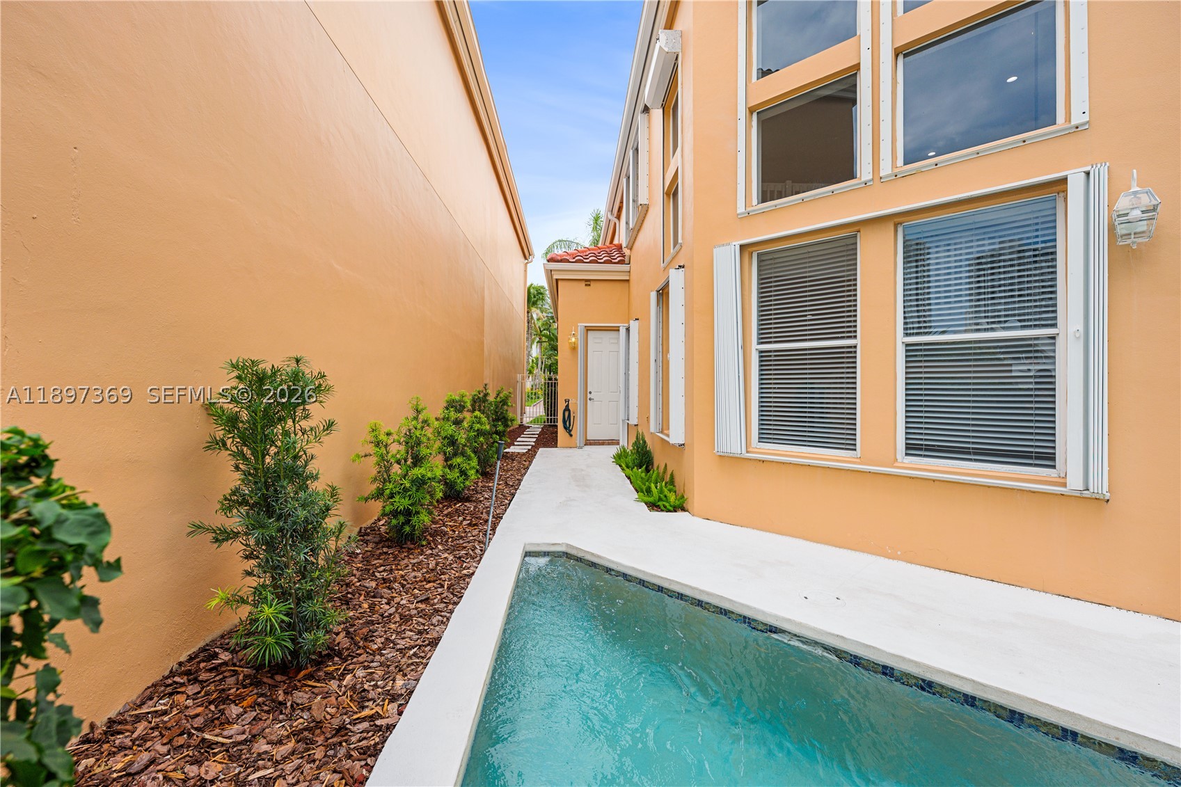 ISLAND WAY - Residential