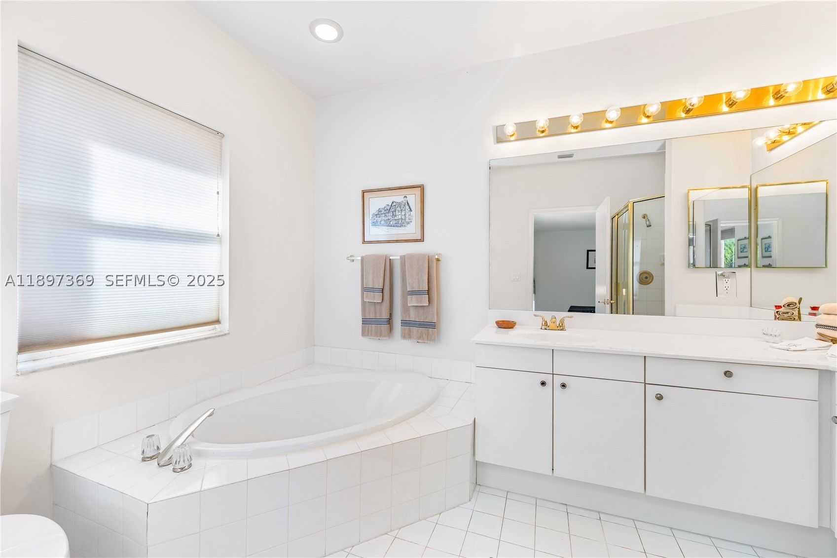 ISLAND WAY - Residential