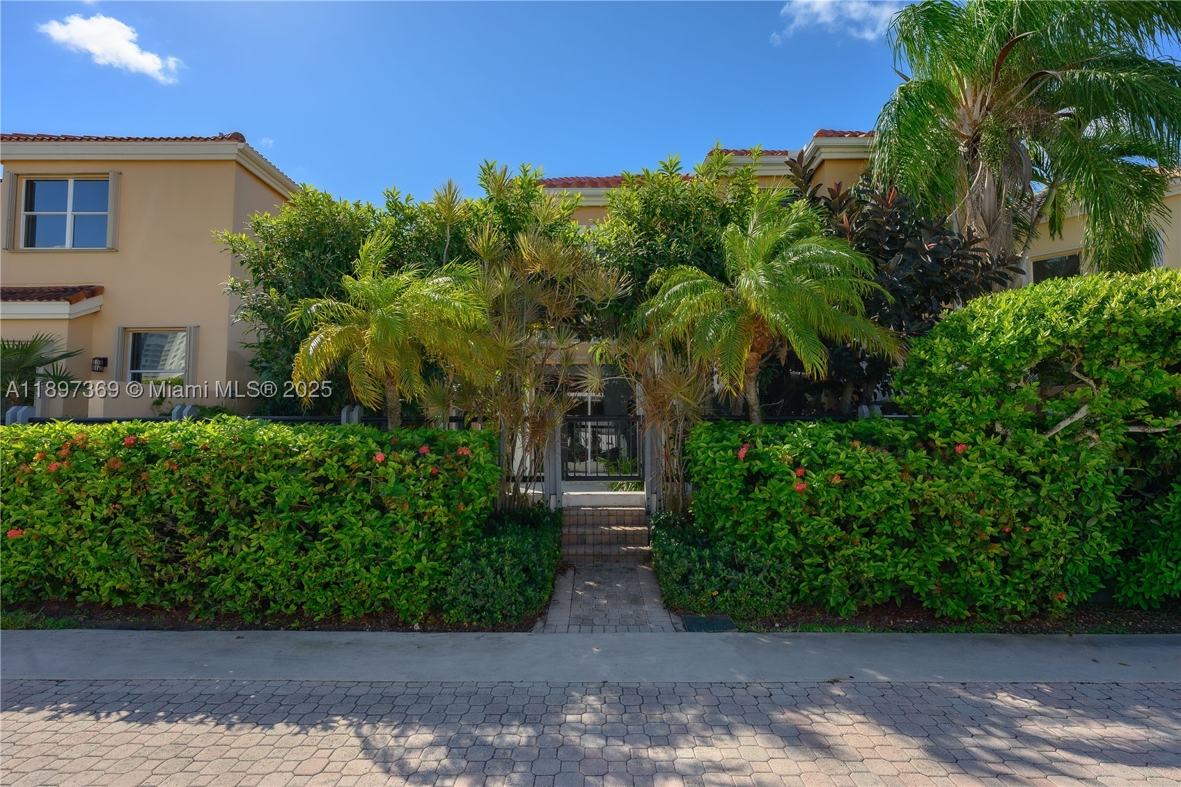 ISLAND WAY - Residential