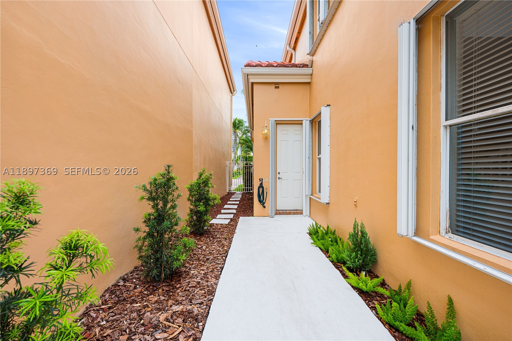 ISLAND WAY - Residential