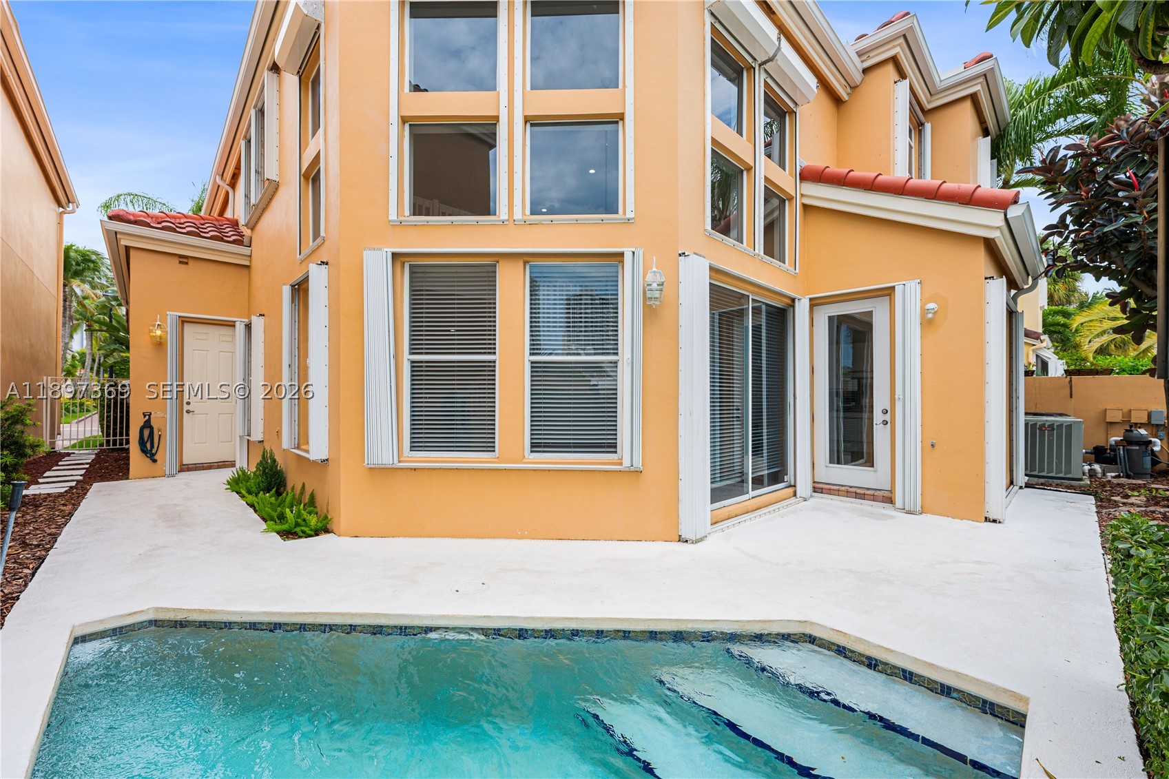 ISLAND WAY - Residential