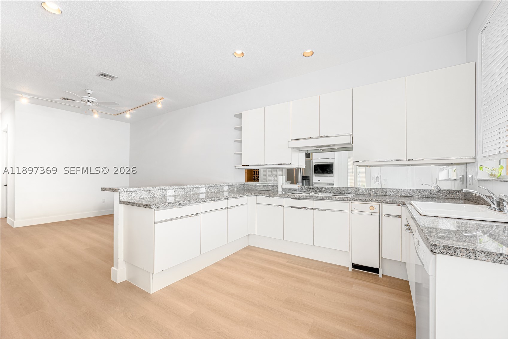 ISLAND WAY - Residential