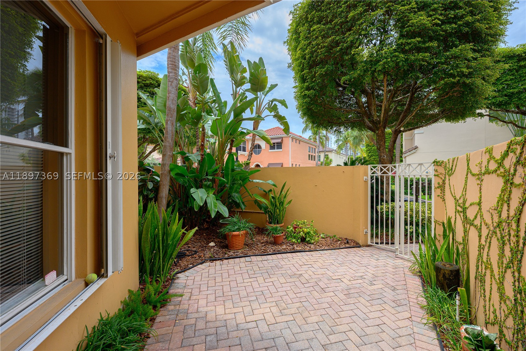 ISLAND WAY - Residential