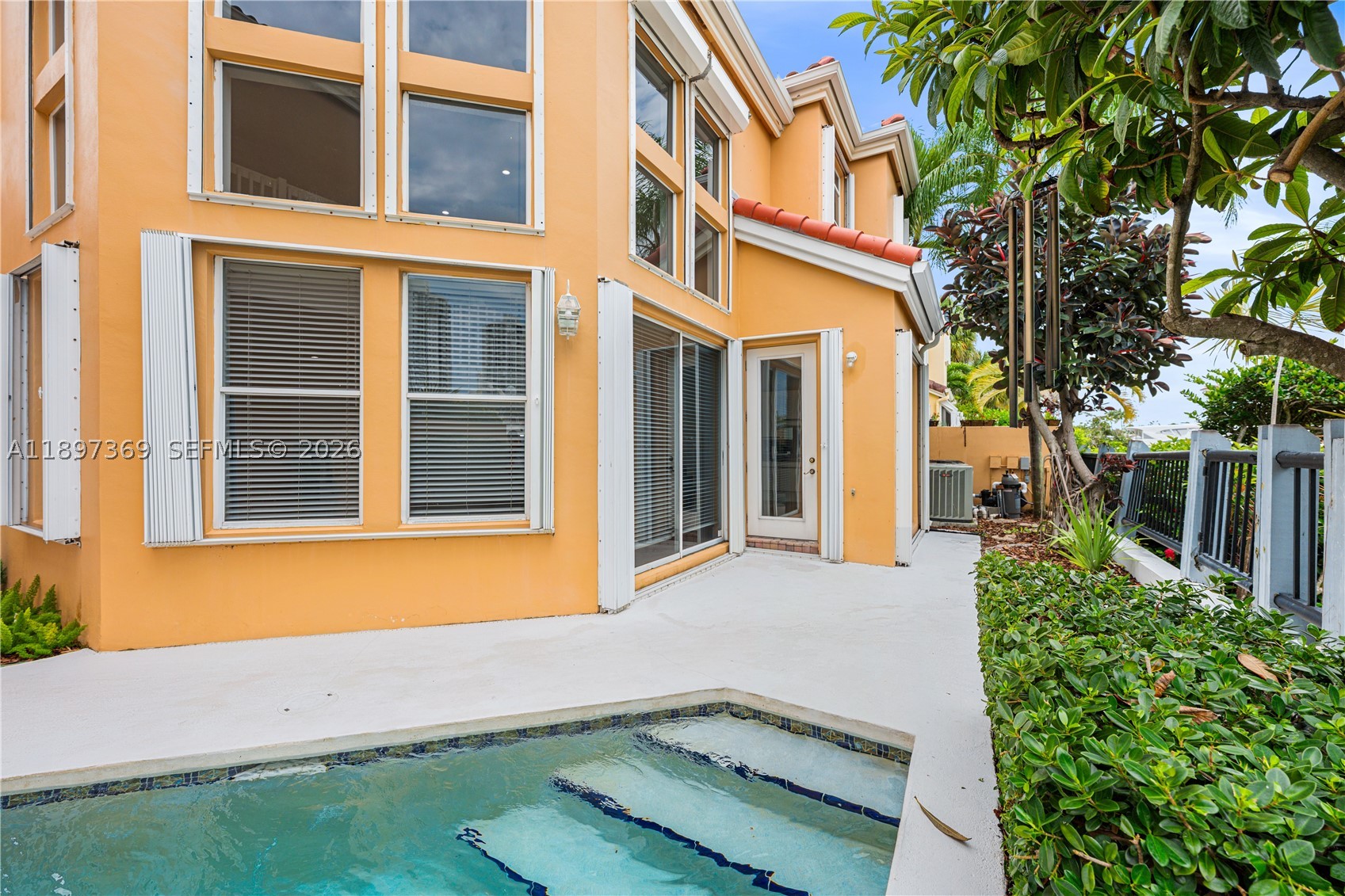 ISLAND WAY - Residential