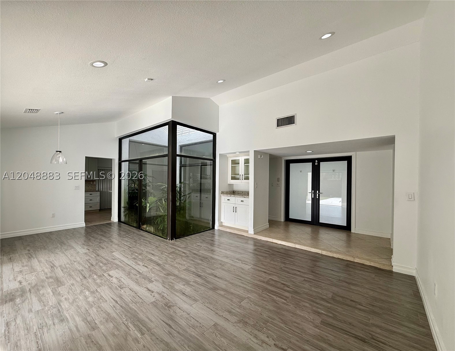 KENDALE COUNTRY CLUB ESTA - Residential Lease