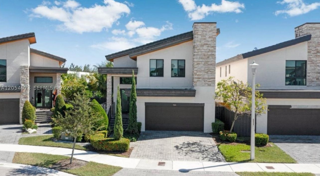 New Listing single family home. Deluxe House 4 bed/4 bath. Tow-story Doral, Kitchen opens to family, living & dining rooms. Best Doral schools, quick proximity to malls, restaurants, spas & expressways. 2 car garage. 2 Car driveway. Grand Club House.