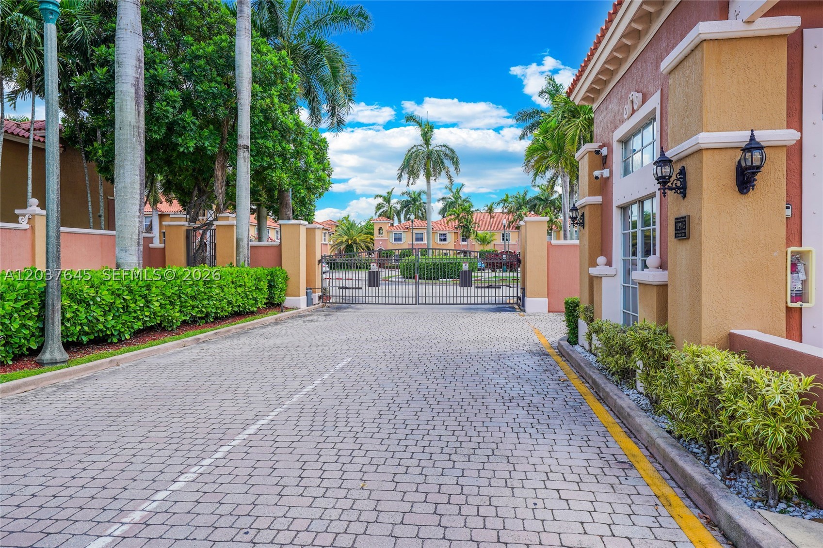 HAMPTON ISLES CONDO - Residential