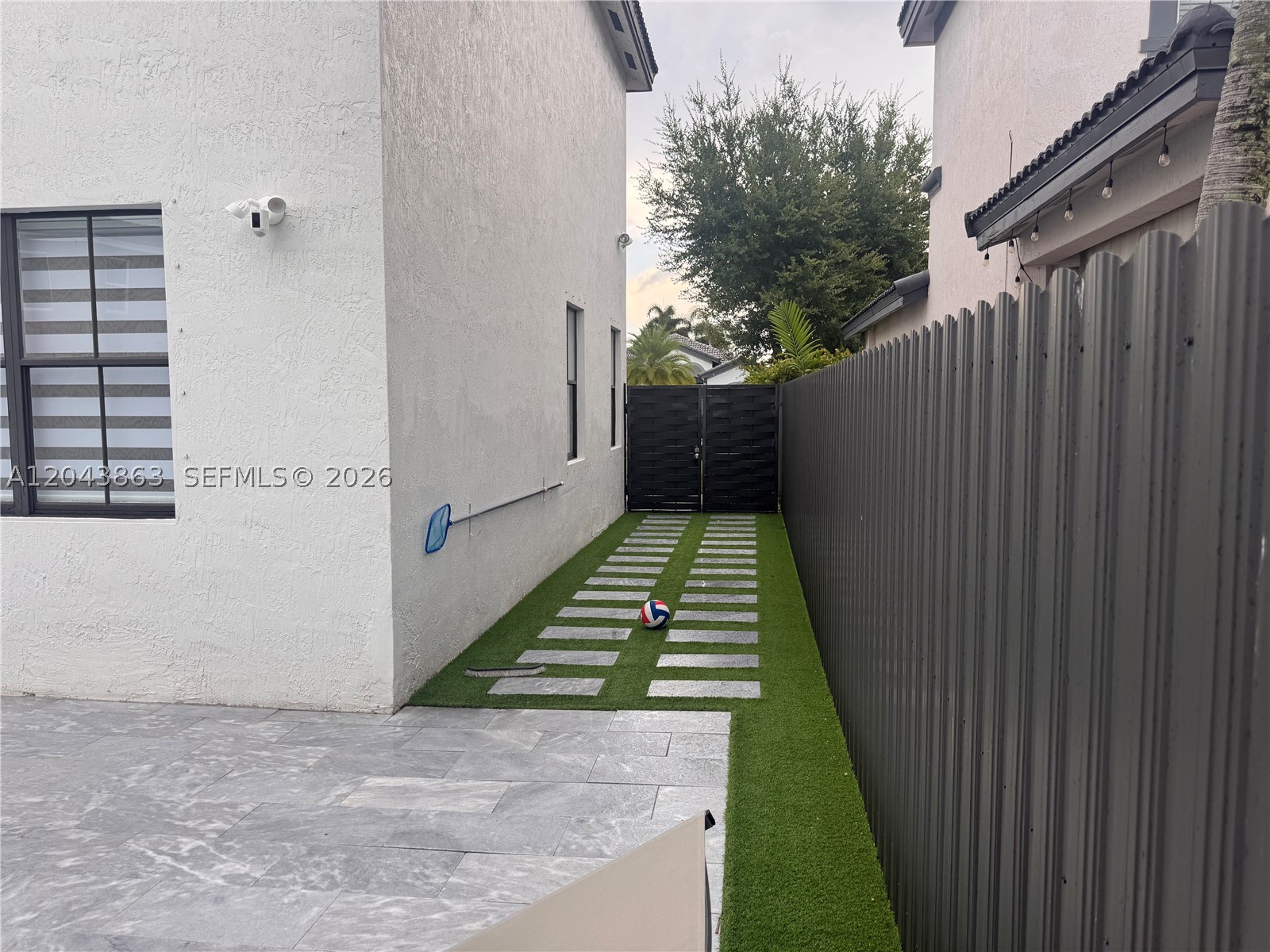 A B AT TAMIAMI TRAIL PHAS - Residential Lease