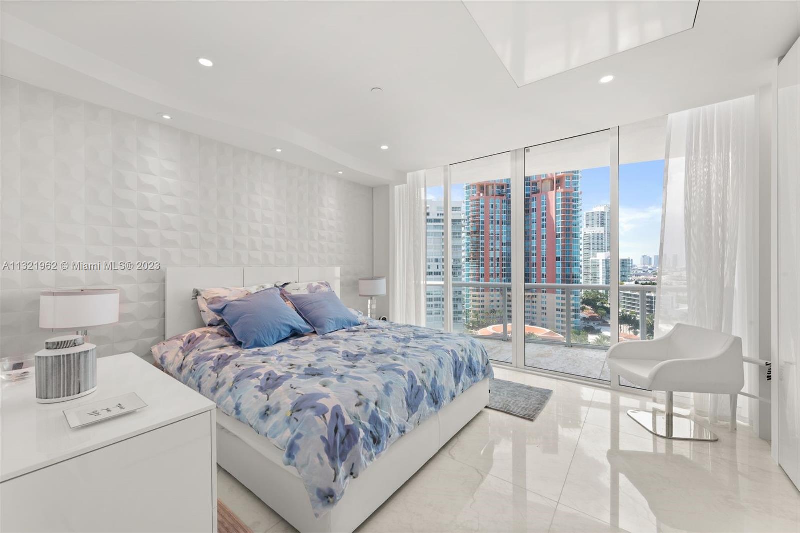 CONTINUUM ON SOUTH BEACH - Residential