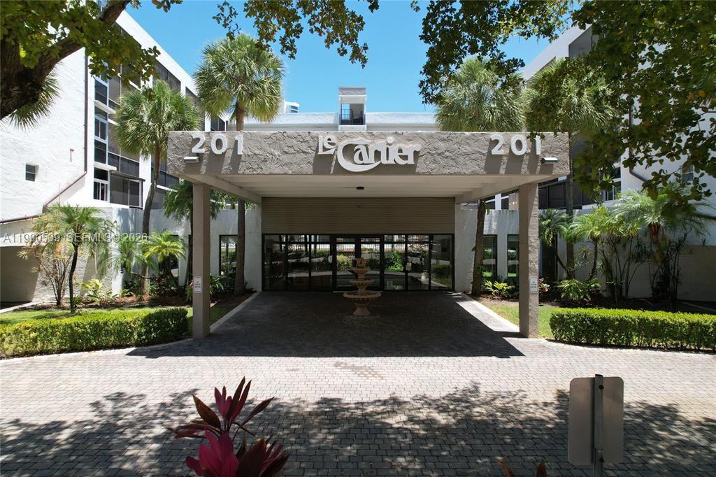 Sunny Isles Beach Condo – Short-Term Rental Permitted (Min. 7 Days)
Located in Sunny Isles Beach, this well-maintained residence offers an excellent opportunity for both end-users and investors. The unit features an updated kitchen with modern finishes and a private balcony providing additional outdoor living space.Short-term rentals are permitted with a minimum lease term of 7 days, offering strong income potential. Ideally situated near the beach, shopping, dining, and major roadways.A great opportunity to own in a highly desirable coastal community