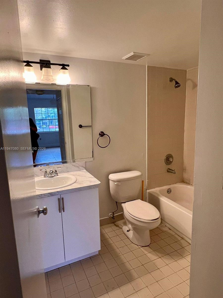 LAKEVIEW CLUB CONDO - Residential Lease