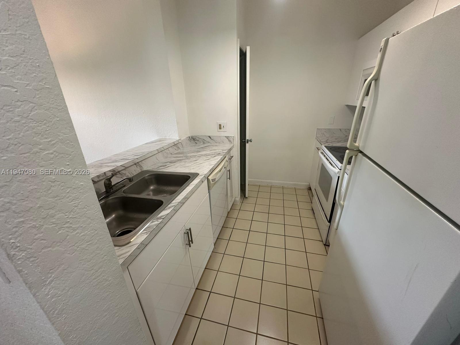 LAKEVIEW CLUB CONDO - Residential Lease