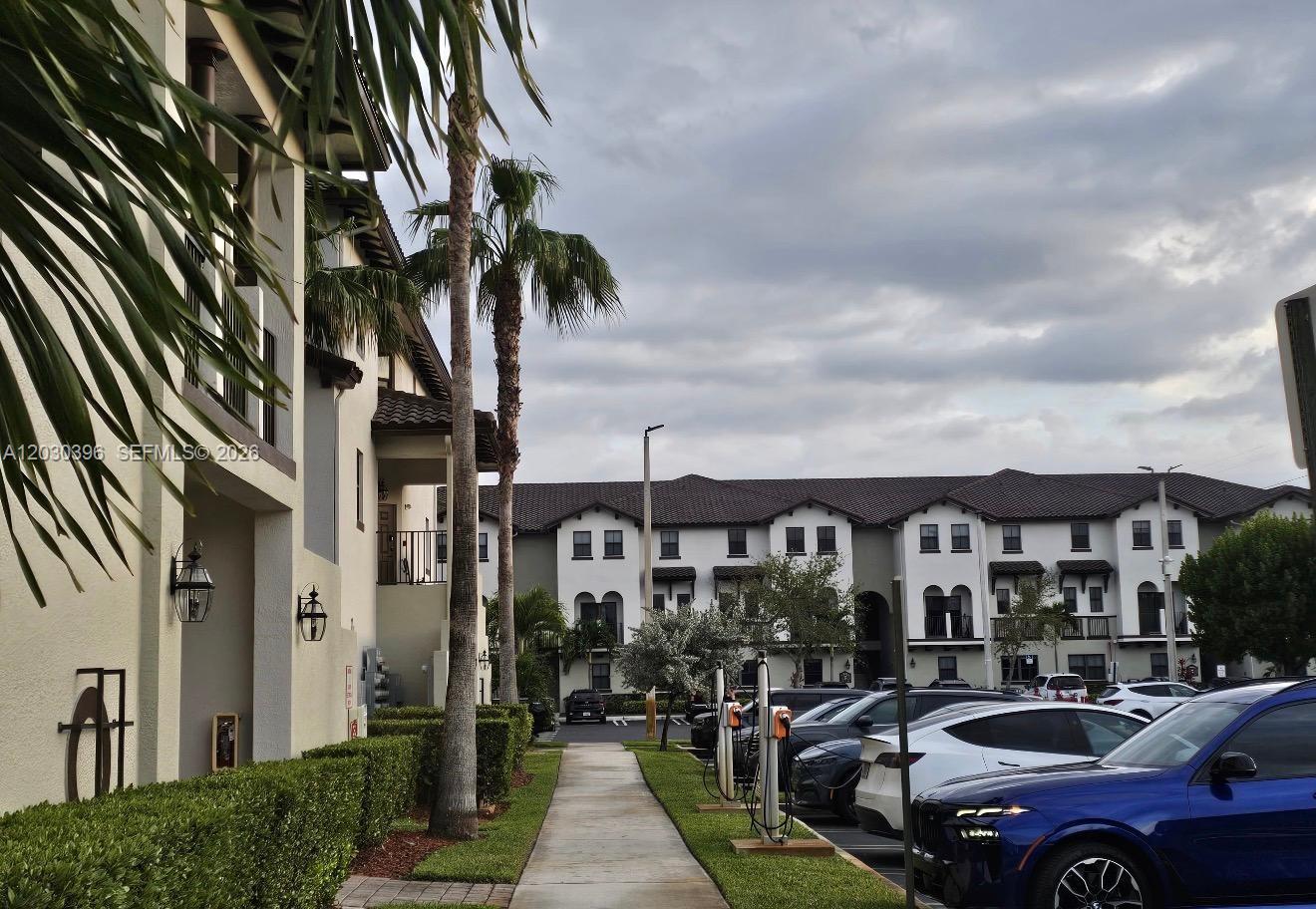 Spacious 3-bedroom, 2.5-bathroom home available either furnished or unfurnished. The first floor features elegant tile flooring, while the second level is finished with comfortable carpeting. Ideally situated near major highways, Miami International Airport, shopping plazas, malls, highly rated schools, and a variety of dining options.
Residents have access to the outstanding amenities of Park Central, including a clubhouse with a grand ballroom, billiards room, resort-style swimming pool, fully equipped fitness center, sauna, tennis courts, basketball and volleyball courts, a children's splash park, and a playground.