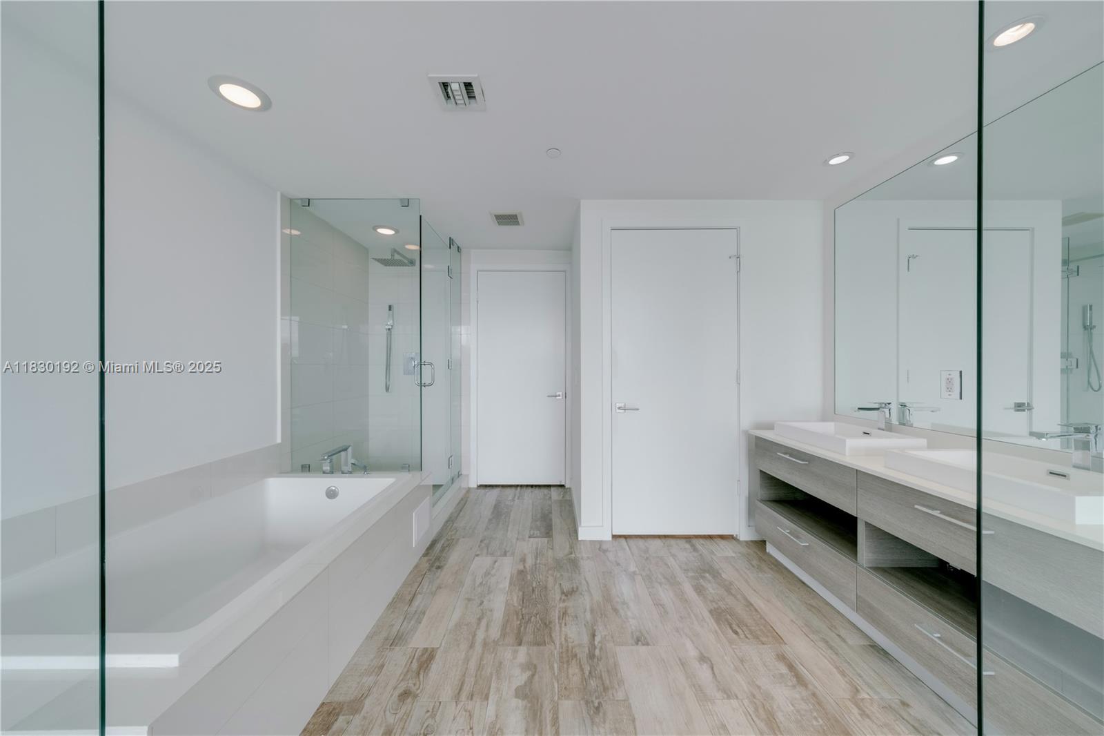 PARAISO BAY CONDO - Residential