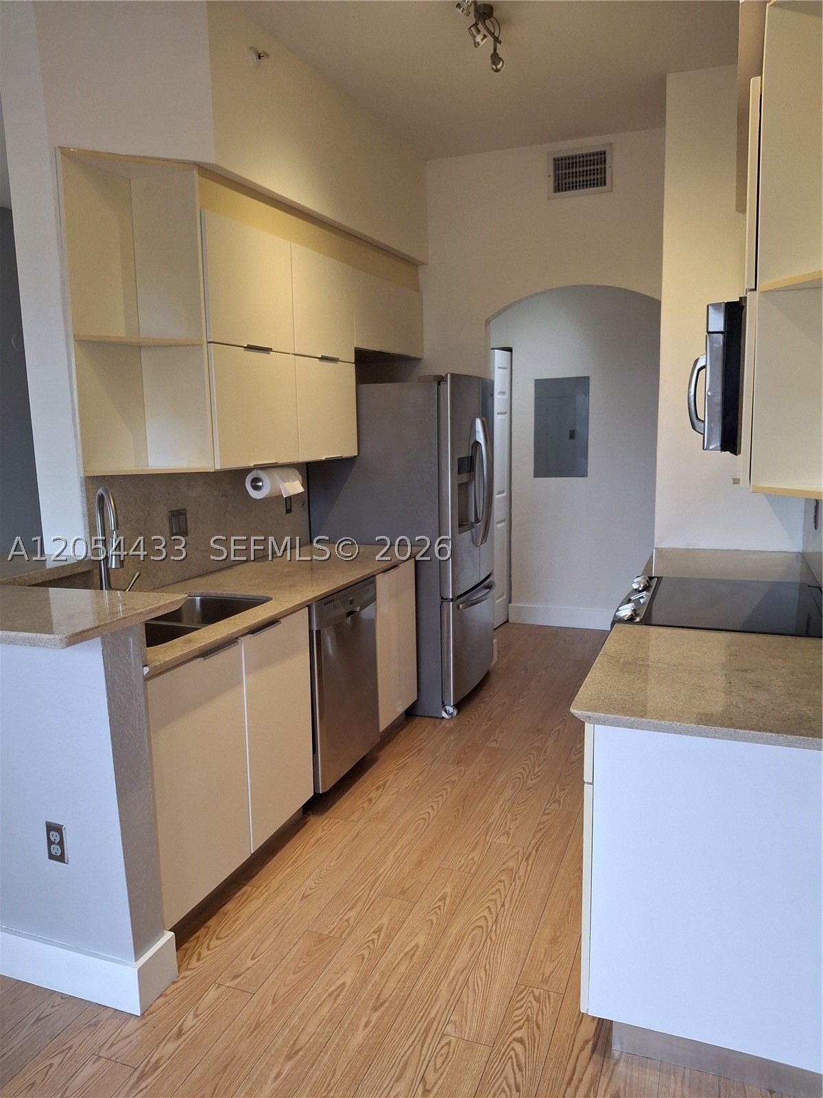 THE GRANDE CONDO - Residential Lease