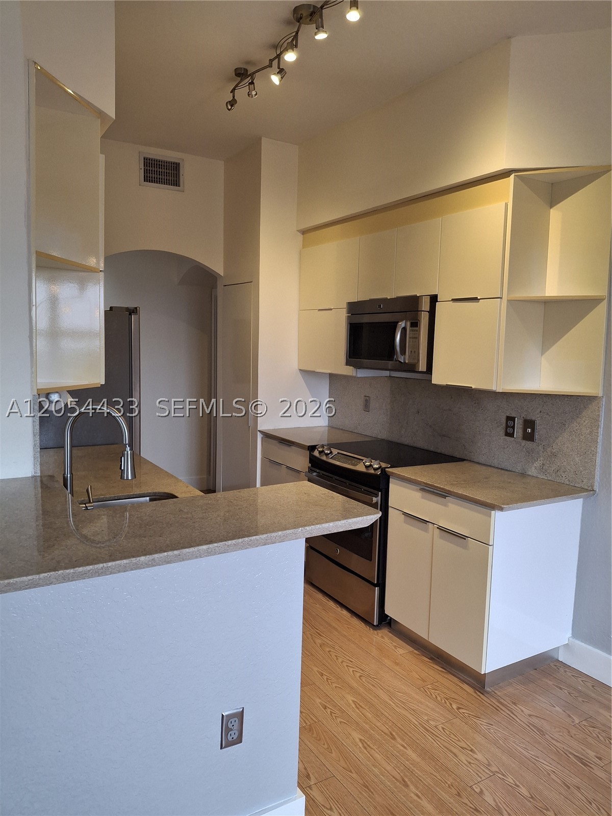 THE GRANDE CONDO - Residential Lease