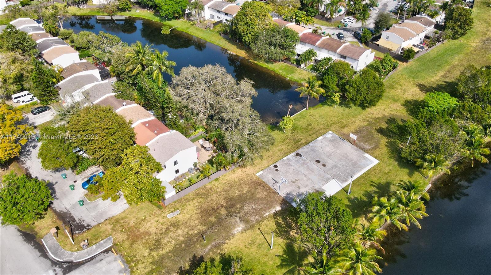 SNAPPER CREEK TOWNHOUSES - Residential
