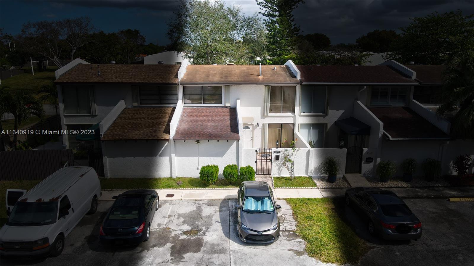 SNAPPER CREEK TOWNHOUSES - Residential