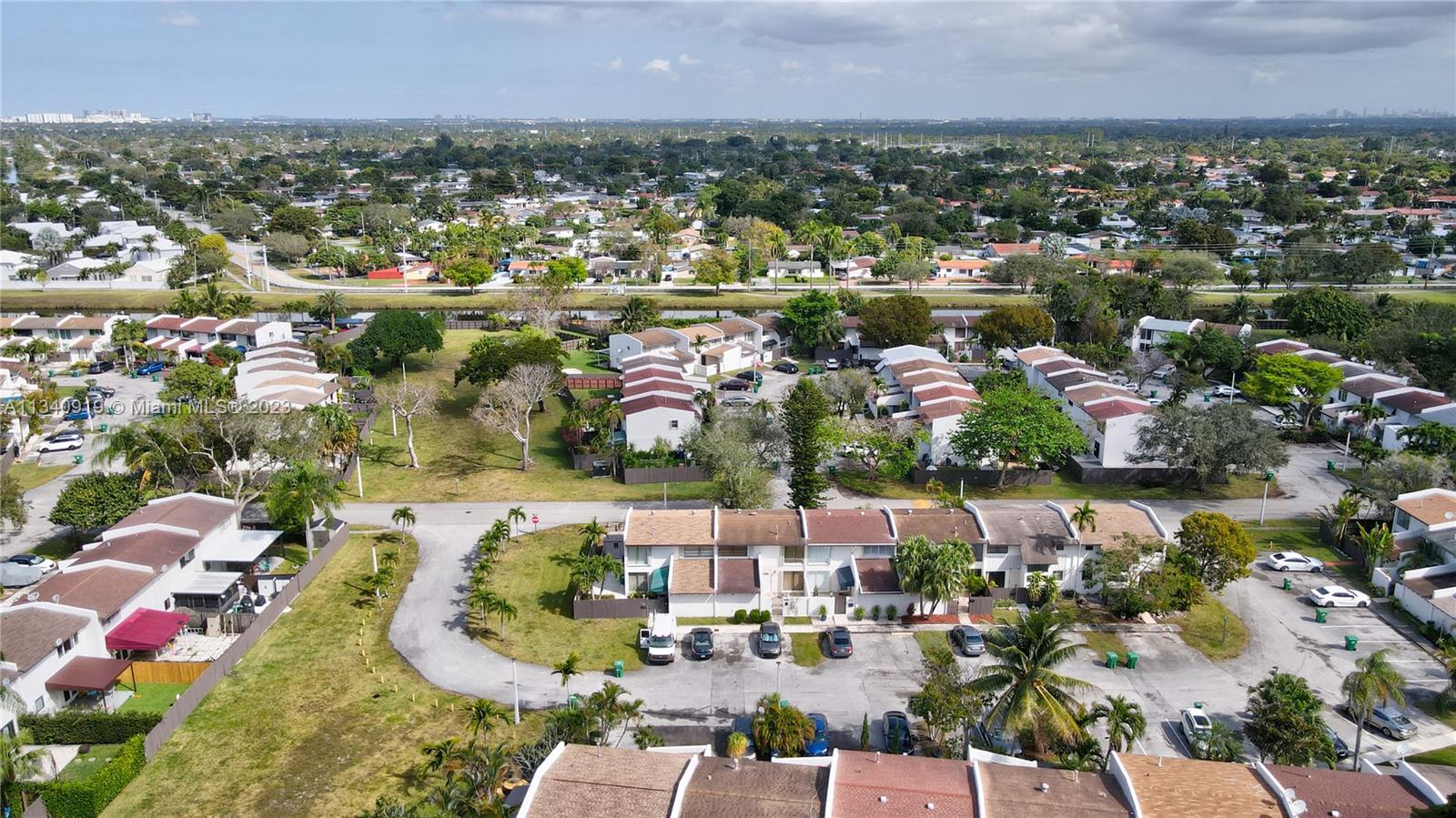 SNAPPER CREEK TOWNHOUSES - Residential