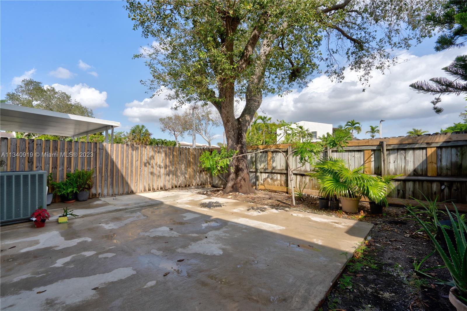 SNAPPER CREEK TOWNHOUSES - Residential